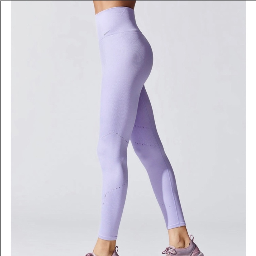 Bandier NIKE Power Yoga Lavender Leggings (Small)